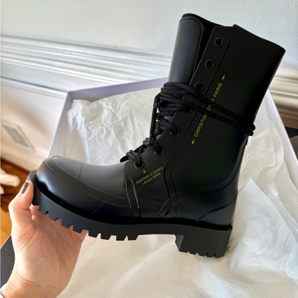 Christian 🐝 Dior DiorCamp Mid-Calf Rain Boots – Blk Rubber with Bee Accent
SZ 34